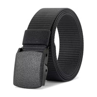 Ceinture tactique en nylon noir enroulée avec boucle en plastique, sur fond blanc