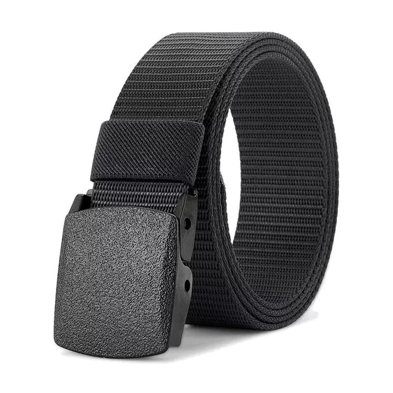 Ceinture tactique en nylon noir enroulée avec boucle en plastique, sur fond blanc