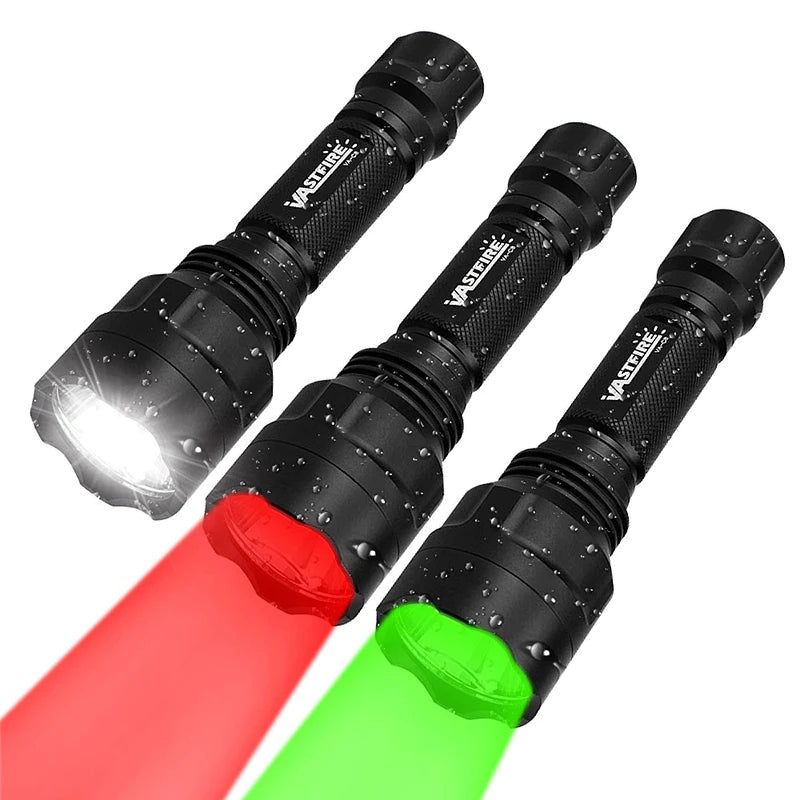 Trois lampes tactiques de chasse LED, lumière blanche, rouge et verte, sur fond blanc