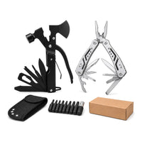 Lot de deux outils multifonctions, marteau-hachette et pince, avec étui, embouts et boîte, sur fond blanc