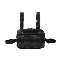 Sacoche de poitrine tactique MOLLE camouflage noir avec bretelles et sangles latérales, sur fond blanc