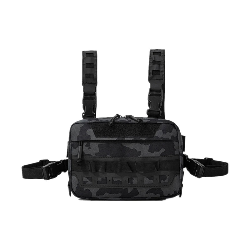 Sacoche de poitrine tactique MOLLE camouflage noir avec bretelles et sangles latérales, sur fond blanc